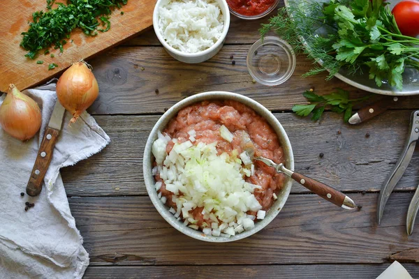 닭고기 미트볼 조리법 단계적으로 토마토 소스에서 미트볼을 그릇에 닭이요 위에서 — 스톡 사진