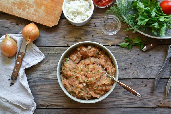 닭고기 미트볼 조리법 단계적으로 토마토 소스에서 미트볼을 그릇에 닭이요 위에서 — 스톡 사진