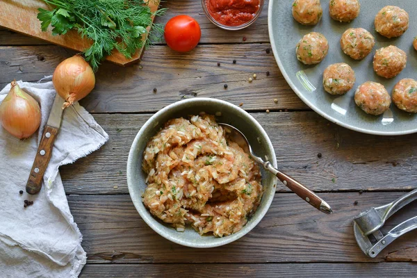 닭고기 미트볼 조리법 단계적으로 토마토 소스에서 미트볼을 그릇에 닭이요 위에서 — 스톡 사진