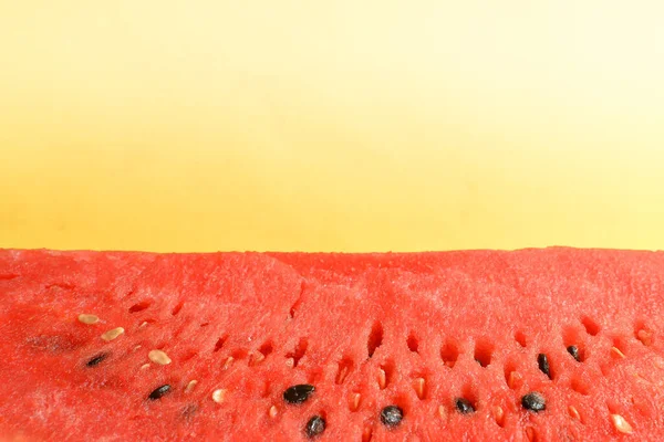 Verse Gesneden Watermeloen Geïsoleerd Gele Achtergrond Rijp Rode Watermeloen Minimaal — Stockfoto