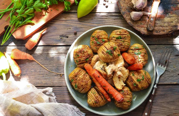 Sült Krumpli Répával Szürke Tányér Háttér Finom Egészséges Ebéd Hasselback — Stock Fotó