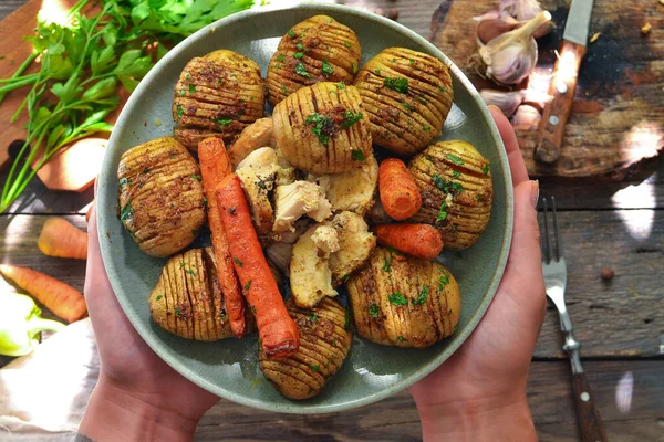 Sült Krumpli Répával Szürke Tányér Háttér Finom Egészséges Ebéd Hasselback — Stock Fotó