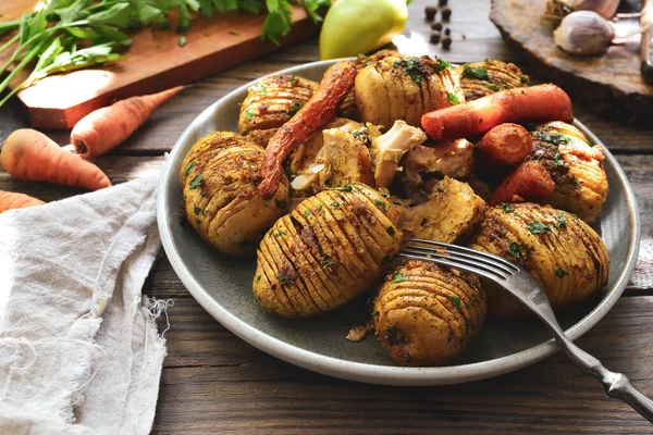 Sült Krumpli Répával Szürke Tányér Háttér Finom Egészséges Ebéd Hasselback — Stock Fotó