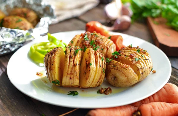 Pieczone Ziemniaki Marchewką Biały Talerz Drewniane Tło Pyszny Zdrowy Lunch — Zdjęcie stockowe