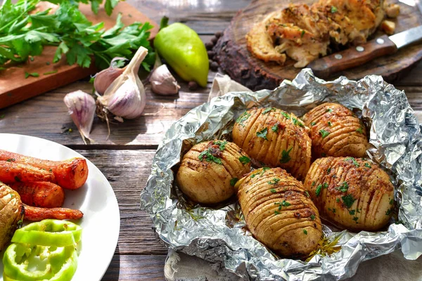 Baked Potatoes Foil Delicious Healthy Lunch Hasselbeck Potatoes Close Wooden — Stock Photo, Image