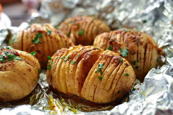 Baked Potatoes Foil Delicious Healthy Lunch Hasselbeck Potatoes Close Wooden — Stock Photo, Image