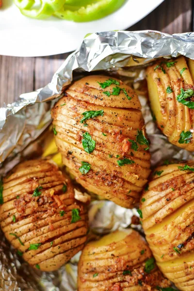 Baked Potatoes Foil Delicious Healthy Lunch Hasselbeck Potatoes Close Wooden — Stock Photo, Image