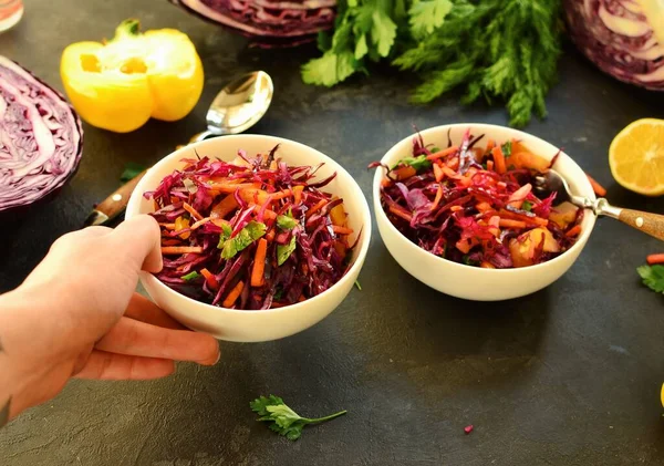 Red Cabbage Salad Bell Peppers Carrots Dark Background Healthy Bright — Stock Photo, Image