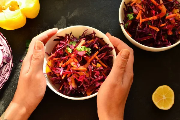 Red Cabbage Salad Bell Peppers Carrots Dark Background Healthy Bright — Stock Photo, Image