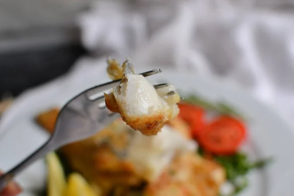 Filetto Pesce Fritto Con Pomodori Limone Rosmarino Piatto Bianco Sfondo — Foto Stock