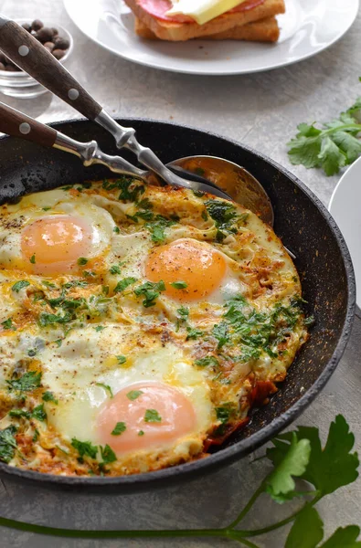 Huevos Fritos Con Tomate Cebolla Perejil Una Sartén Sabroso Desayuno —  Fotos de Stock