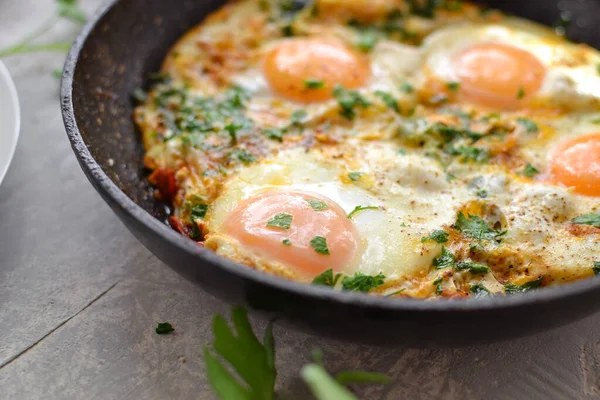 Huevos Fritos Con Tomate Cebolla Perejil Una Sartén Sabroso Desayuno —  Fotos de Stock