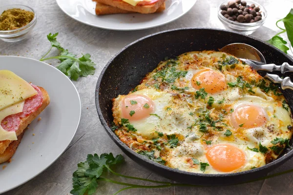 Huevos Fritos Con Tomate Cebolla Perejil Una Sartén Tostadas Con —  Fotos de Stock