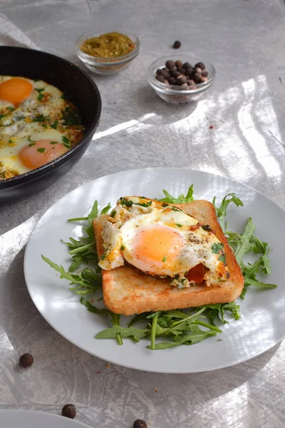 Sabroso Desayuno Tostadas Crujientes Con Huevo Frito Especias Sandwich Plato —  Fotos de Stock