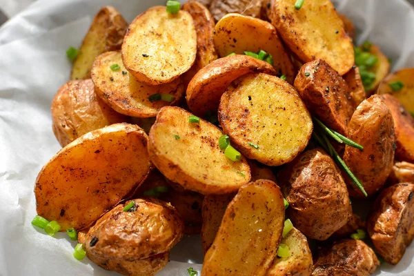 Χωριάτικες Πατάτες Ψητές Πατάτες Πράσινα Κρεμμύδια Και Βότανα Πιάτο Περγαμηνή — Φωτογραφία Αρχείου