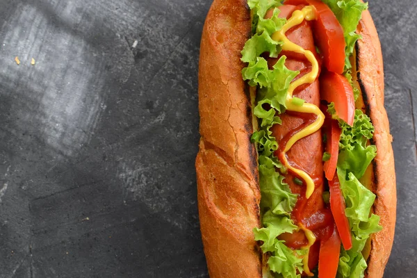 Eén Hotdog Met Mosterd Ketchup Sla Kaas Worst Donkere Achtergrond — Stockfoto
