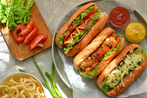 Hot Dogs Met Diverse Vullingen Donkere Achtergrond Voedselachtergrond Met Kopieerruimte — Stockfoto