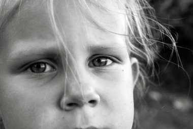 Beyaz, siyah ve beyaz, şirin beyaz bir çocuğun fotoğrafını çek. Çocukluk anları. Çocuk portresi, yüz ve gözler