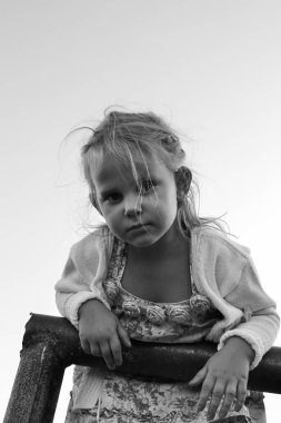 Yakışıklı beyaz bir bebeğin siyah beyaz portresini kapat. Çocukların samimi duyguları. Çocukluk anları. Doğadaki çocuk. Çocukların yaratıcı moda fotoğrafı.