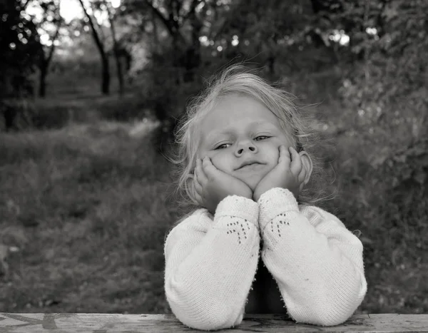 Close Retrato Preto Branco Bonito Bonito Bebê Caucasiano Emoções Sinceras — Fotografia de Stock