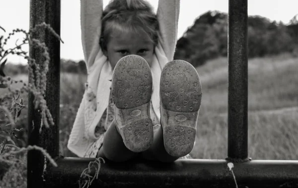 Feche Foto Preto Branco Uma Criança Branca Bonito Momentos Infância — Fotografia de Stock