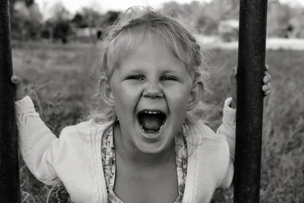 Feche Retrato Preto Branco Linda Criança Branca Sorridente Adorável Retrato — Fotografia de Stock