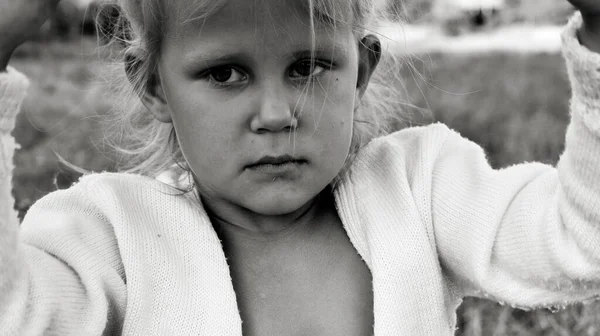 Close Retrato Preto Branco Bonito Criança Caucasiana Ressentido Triste Emoções — Fotografia de Stock