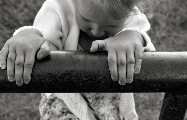 Feche Foto Preto Branco Uma Criança Branca Bonito Momentos Infância — Fotografia de Stock