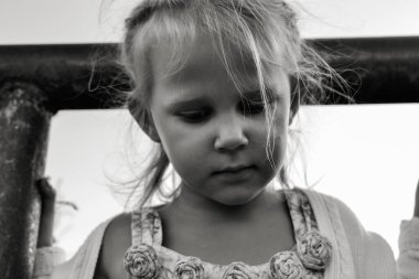 Şirin, kırgın ve üzgün beyaz beyaz bir çocuğun siyah beyaz portresini kapat. Çocukların samimi duyguları. Çocukluk anları. Doğadaki çocuk.