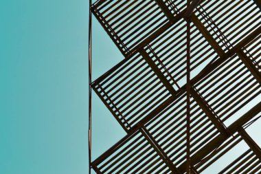 Minimalist Estetik. Gökyüzüne karşı en az mimari detay. Soyut minimalist arkaplan.