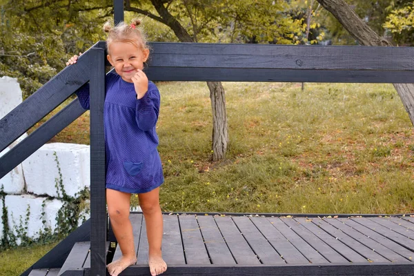 Sorrindo Menina Bonito Vestido Azul Criança Olha Para Câmera Bebê — Fotografia de Stock