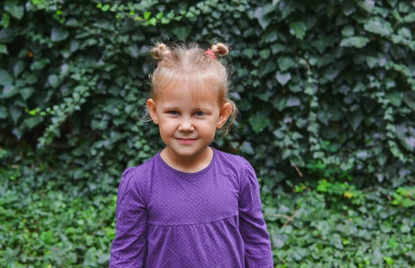 Retrato Uma Bela Criança Contra Fundo Folhas Verdes Criança Está — Fotografia de Stock