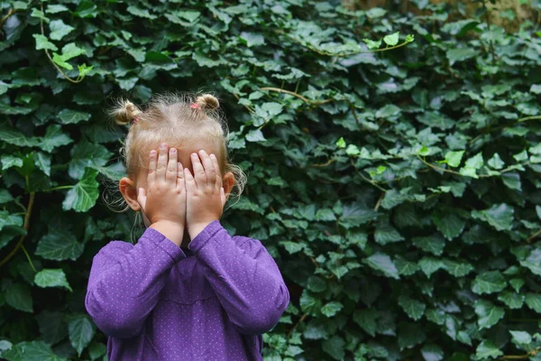 Retrato Uma Bela Criança Contra Fundo Folhas Verdes Menina Cobriu — Fotografia de Stock