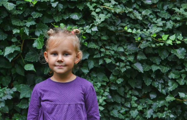 Porträtt Ett Vackert Barn Mot Bakgrund Gröna Blad Barnet Ler — Stockfoto