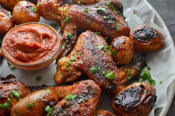 Soya Balı Soslu Tavuk Kanadı Tabakta Kızarmış Tavuk Kanadı Yakın — Stok fotoğraf