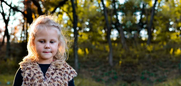 Portret Dziecka Zbliżenie Dziewczyna Zewnątrz Naturze Piękna Dziewczyna Lata Jesienne — Zdjęcie stockowe