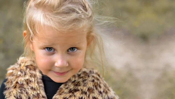 Retrato Infantil Close Menina Livre Natureza Menina Bonita Anos Idade — Fotografia de Stock