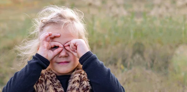 Barnporträtt, närbild. Flicka utomhus i naturen. Vacker flicka 3 år gammal. Höstfoto. Barns känslor. — Stockfoto