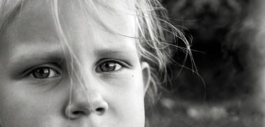 Beyaz, siyah ve beyaz, şirin beyaz bir çocuğun fotoğrafını çek. Çocukluk anları. Çocuk portresi, yüz ve gözler. Metnin için boş yer