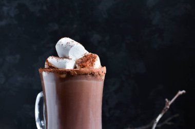 Sıcak çikolata ve lokum. Bardakta kakao, bardak. Karanlık arka plan. Boşluğu kopyala.