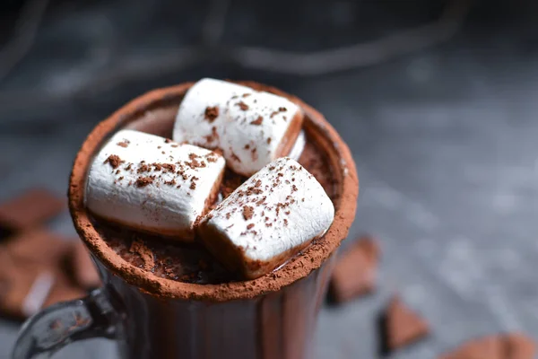 Chocolate Caliente Malvaviscos Cacao Una Copa Vidrio Taza Fondo Oscuro — Foto de Stock