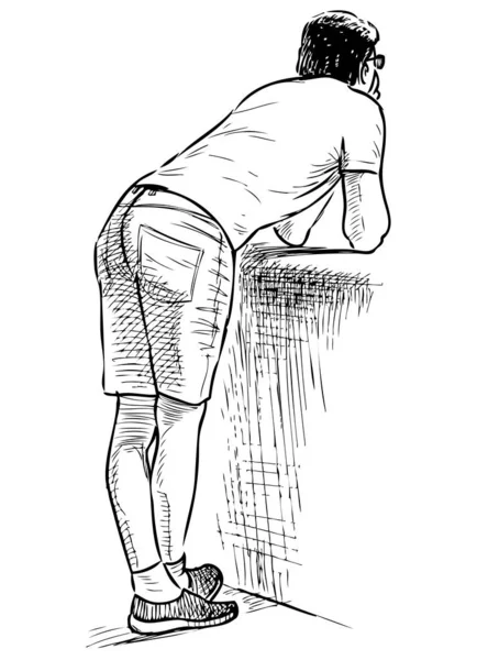 Genç şehir adam nehir dolgu üzerinde duruyor ve saatler