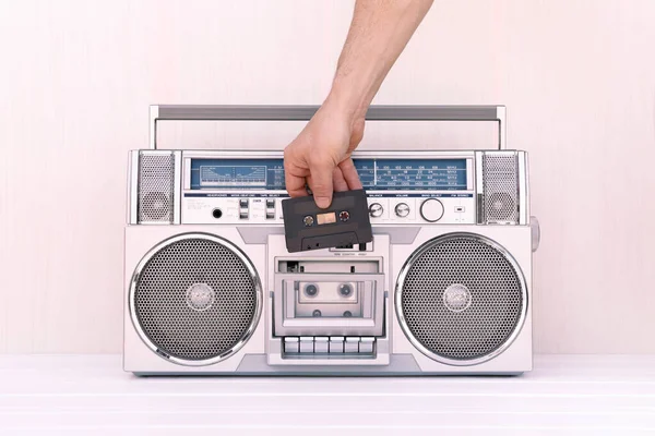 Mão Inserindo Uma Fita Música Convés Uma Cassete Rádio Dos — Fotografia de Stock