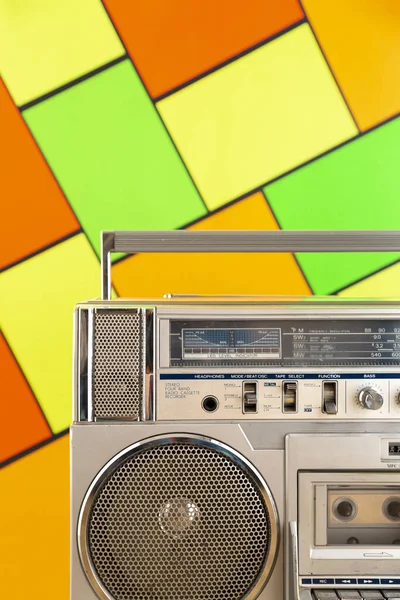 Cassete Rádio Dos Anos Prata Sobre Fundo Colorido Tocar Conceito — Fotografia de Stock