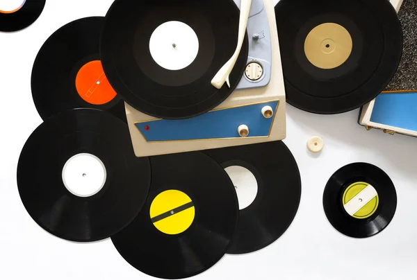 Portable Turntable 60S Different Vinyl Records White Background Play Music — Stock Photo, Image