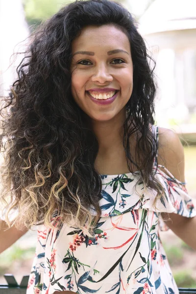 Retrato Una Joven Latina Sonriendo Feliz Escena Aire Libre — Foto de Stock