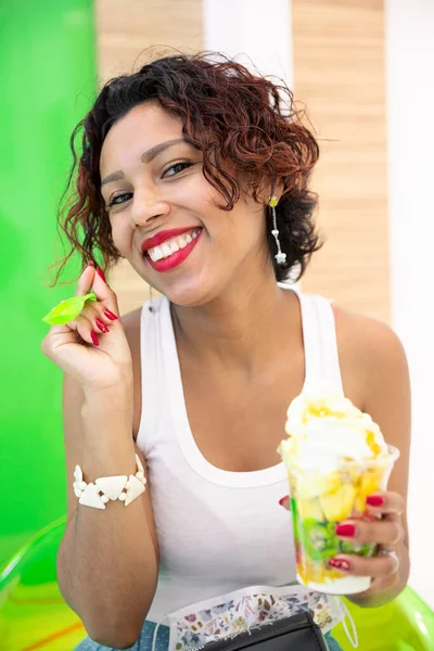 Portrait Brown Skinned Woman Smiling While Holding Ice Cream Her — Stock Photo, Image