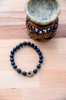 Hamsa sembollü havalı tasarım siyah bilezik..