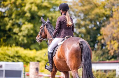 At yarışmasındaki atın ayrıntıları. At aksesuarlarının, eyerin, dizginlerin, üzengilerin yakın fotoğrafını çek..