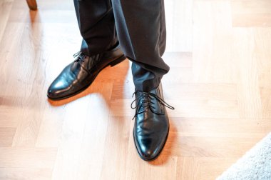 Düğün hazırlıklarında damat ayrıntıları.